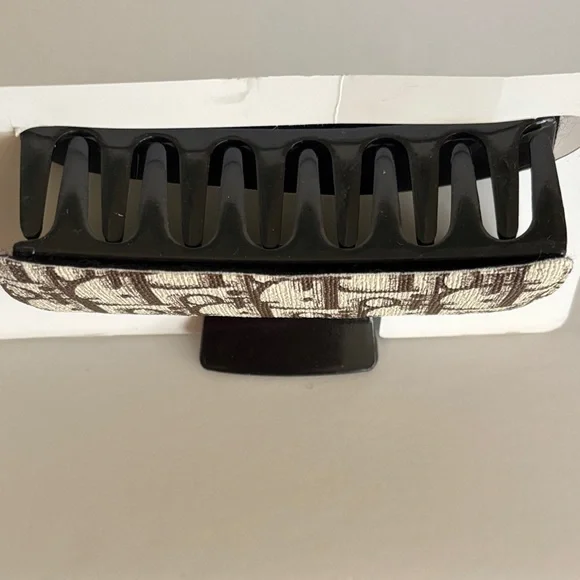 ☀️Brown Monogram Fashion Print Hair Clip - Picture 2 of 3